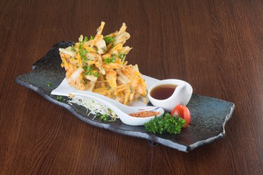 Japon mutfağı. tempura. derin kızarmış karışık sebze üzerinde backg