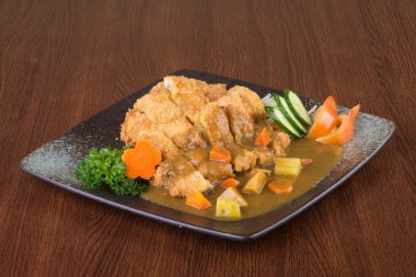 Japon mutfağı. kızarmış tavuk köri arka planda