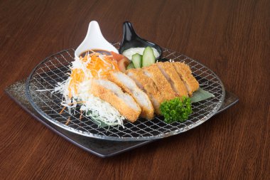 Japon mutfağı. arka planda kızarmış balık