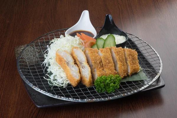 Japanische Küche. gebratener Fisch auf dem Hintergrund — Stockfoto