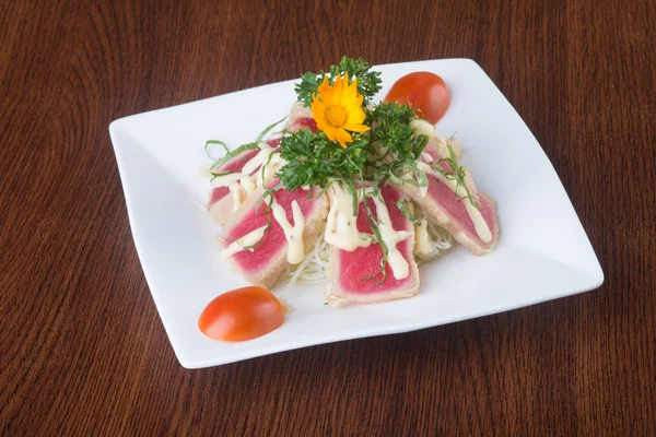 Cocina japonesa. sushi de atún en el fondo — Foto de Stock