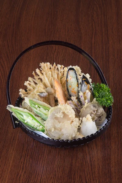 Cocina japonesa. tempura. Mezcla de verduras fritas en la parte posterior — Foto de Stock