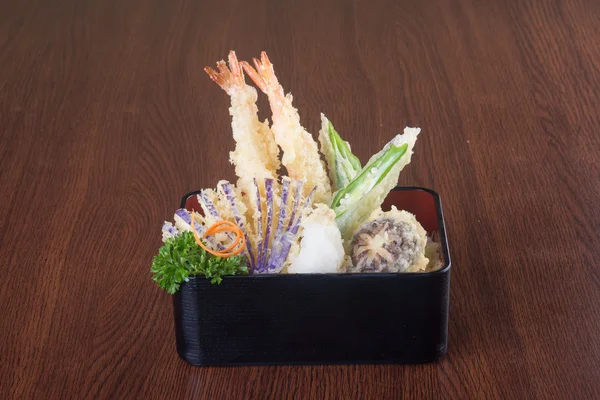 Cuisine japonaise. Tempura. Mélange de légumes frits sur le dos — Photo