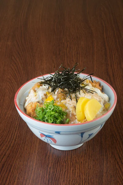 Cucina giapponese. riso di pollo fritto sullo sfondo — Foto Stock