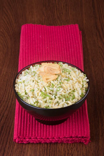 Dania kuchni japońskiej. smażony ryż na tle — Zdjęcie stockowe