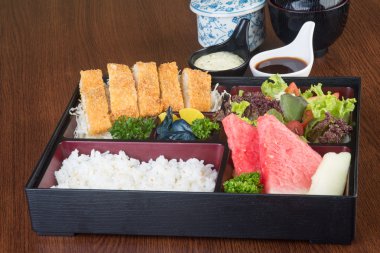 Japon mutfağı. Öğle Yemeği kutu set arka planda
