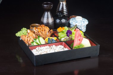 Japon mutfağı. Öğle Yemeği kutu set arka planda
