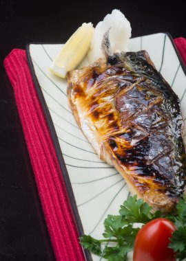 Japon mutfağı. arka planda kızarmış balık