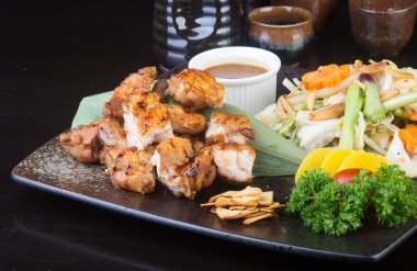 Japon mutfağı. arka planda ızgara tavuk