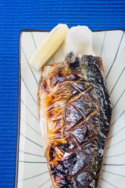 Japon mutfağı. arka planda kızarmış balık