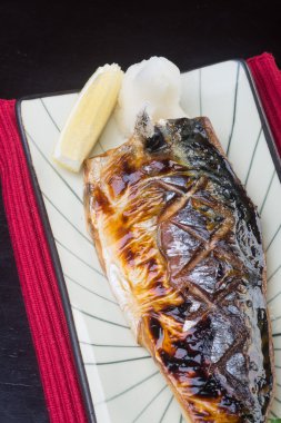 Japon mutfağı. arka planda kızarmış balık