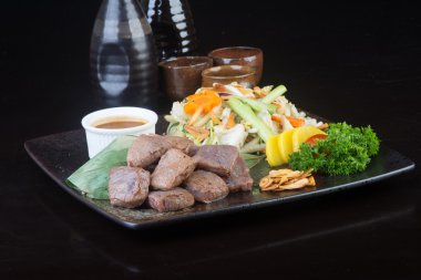 Japon mutfağı. sığır eti küp arka planda