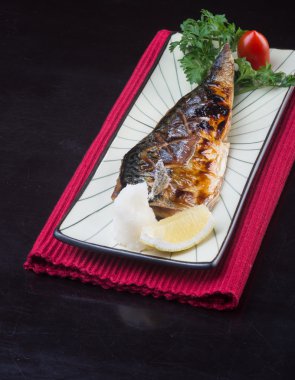 Japon mutfağı. arka planda kızarmış balık