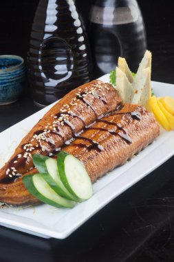 Japon mutfağı. Unagi veya arka planda yılan balığı