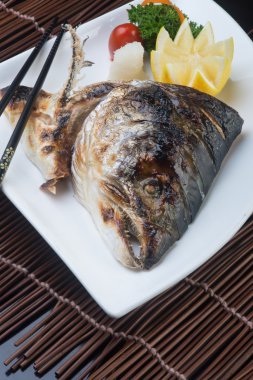 Japon mutfağı. kızarmış balık kafası arka planda
