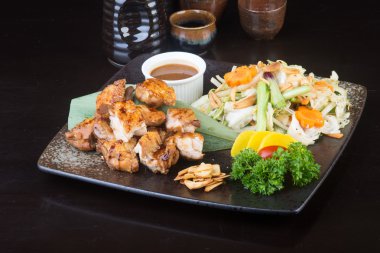 Japon mutfağı. arka planda ızgara tavuk