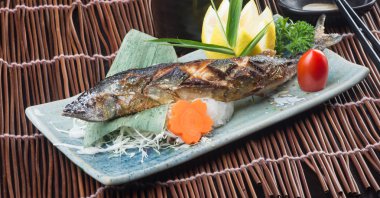 Japon mutfağı. arka planda kızarmış balık