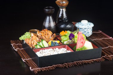 Japon mutfağı. Öğle Yemeği kutu set arka planda
