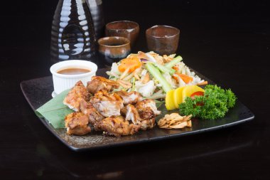 Japon mutfağı. arka planda ızgara tavuk