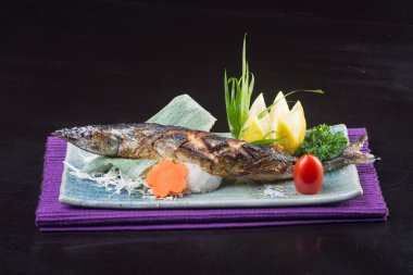 Japon mutfağı. arka planda kızarmış balık
