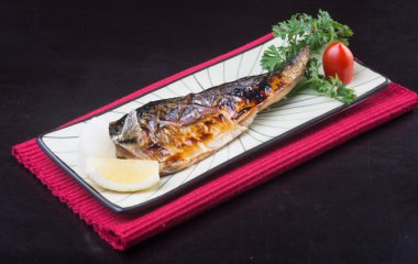 Japon mutfağı. arka planda kızarmış balık