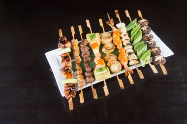 Japon mutfağı. arka üstünde ızgara sopa