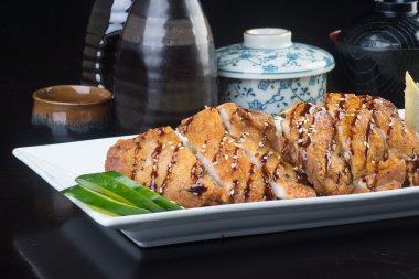 Japon mutfağı. arka planda kızarmış tavuk