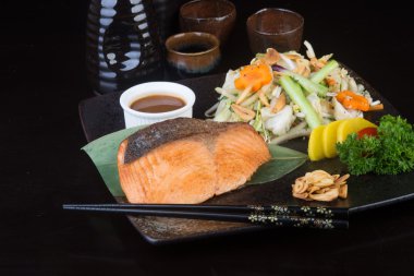 Japon mutfağı. arka planda kızarmış balık