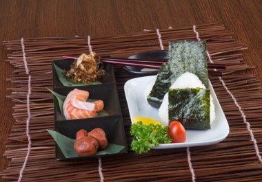 Japon mutfağı. onigiri veya arka planda pirinç