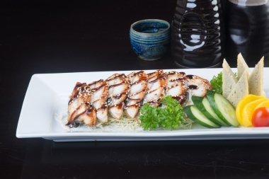 Japon mutfağı. Unagi veya arka planda yılan balığı