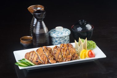 Japon mutfağı. arka planda kızarmış tavuk