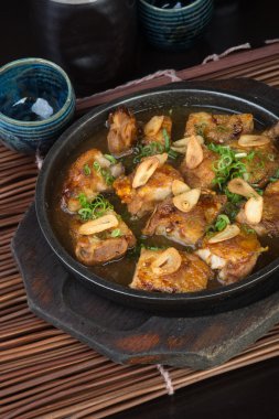Japon mutfağı. sıcak tabak tavuk arka planda