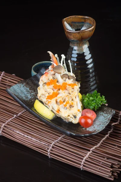 Masakan Jepang. ikan shell panggang di latar belakang — Stok Foto