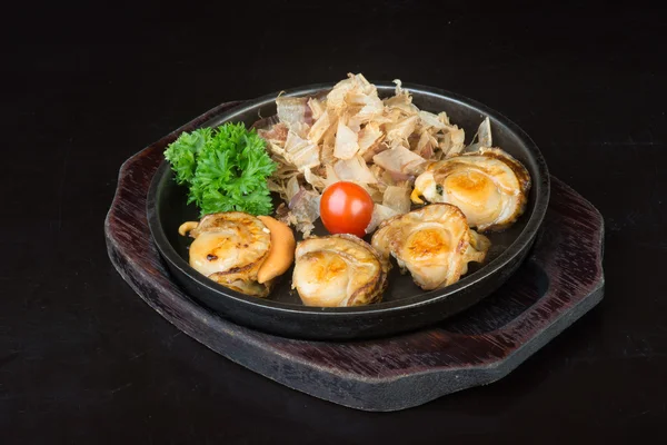 Cocina japonesa. pescado de concha a la parrilla en el fondo — Foto de Stock