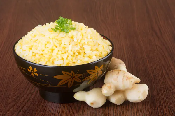 Cuisine japonaise. riz frit au gingembre sur le fond — Photo