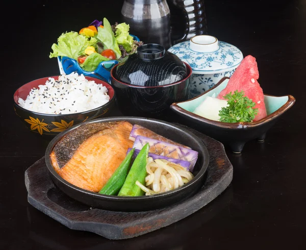 Japon mutfağı. sıcak tabak balık arka planda — Stok fotoğraf