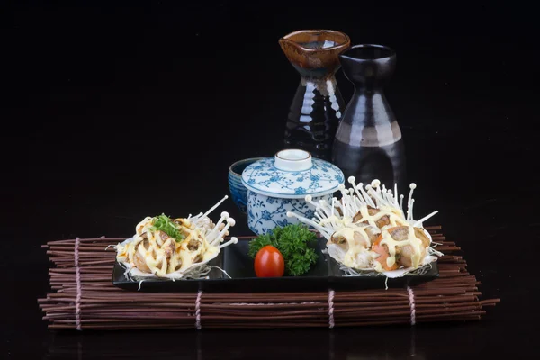 Japansk mat. grillade skaldjur i bakgrunden — Stockfoto