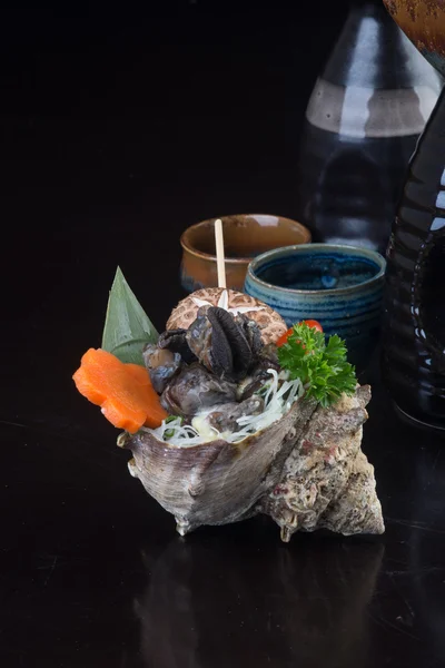 Cocina japonesa. pescado de concha a la parrilla en el fondo — Foto de Stock