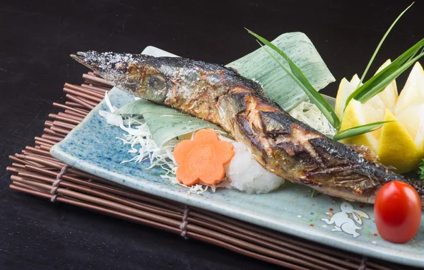 Bucătărie japoneză. pește prăjit pe fundal — Fotografie, imagine de stoc