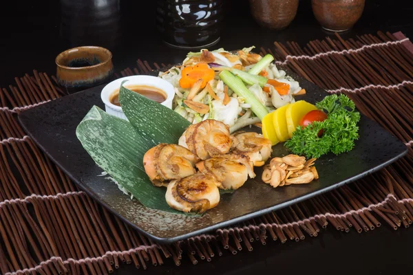 Japán konyha. sült kagyló hal a háttérben — Stock Fotó