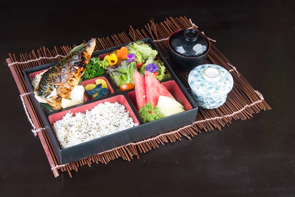 Страви японської кухні. бокс-сет обід на тлі — стокове фото