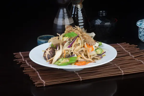 Japanische Küche. frittiertes Mischgemüse im Hintergrund — Stockfoto