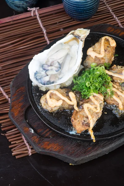 Japanse keuken. hete plaat zeevruchten op de achtergrond — Stockfoto