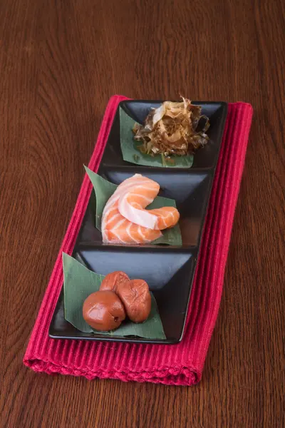 Japansk mat. sashimi på bakgrunden — Stockfoto