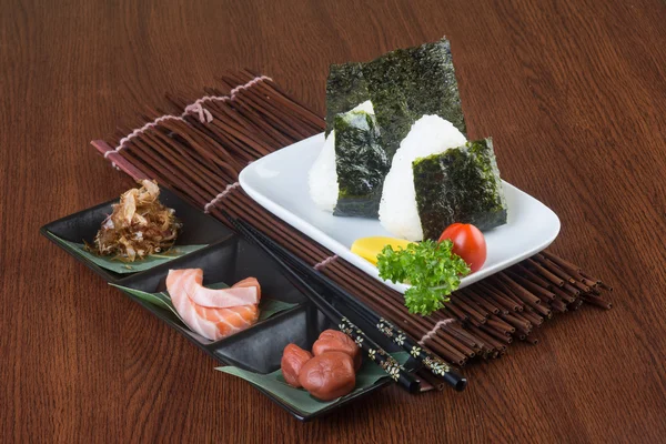 Bucătărie japoneză. onigiri sau orez pe fundal — Fotografie, imagine de stoc