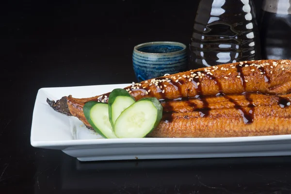 Cucina giapponese. unagi o anguilla sullo sfondo — Foto Stock