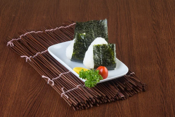 Japansk mat. Onigiri eller ris i bakgrunden — Stockfoto