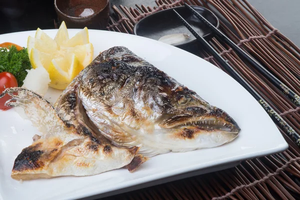 Japon mutfağı. kızarmış balık kafası arka planda — Stok fotoğraf