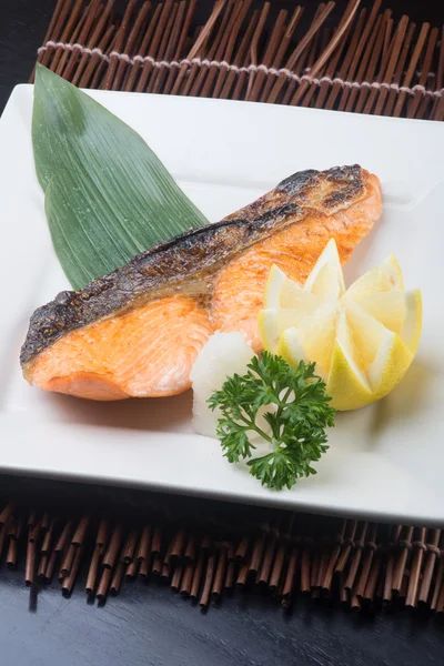 Japansk mat. stekt fisk i bakgrunden — Stockfoto