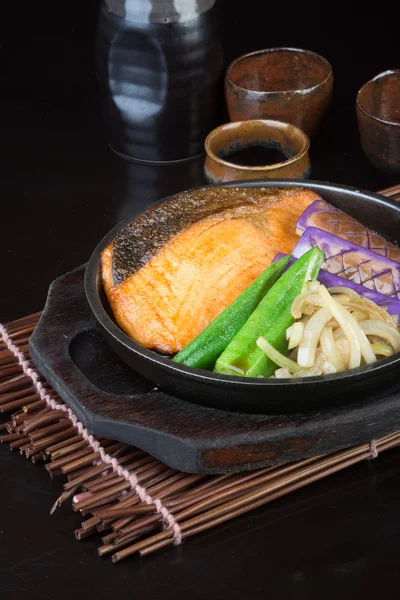 Japonská kuchyně. Topná deska ryby na pozadí — Stock fotografie